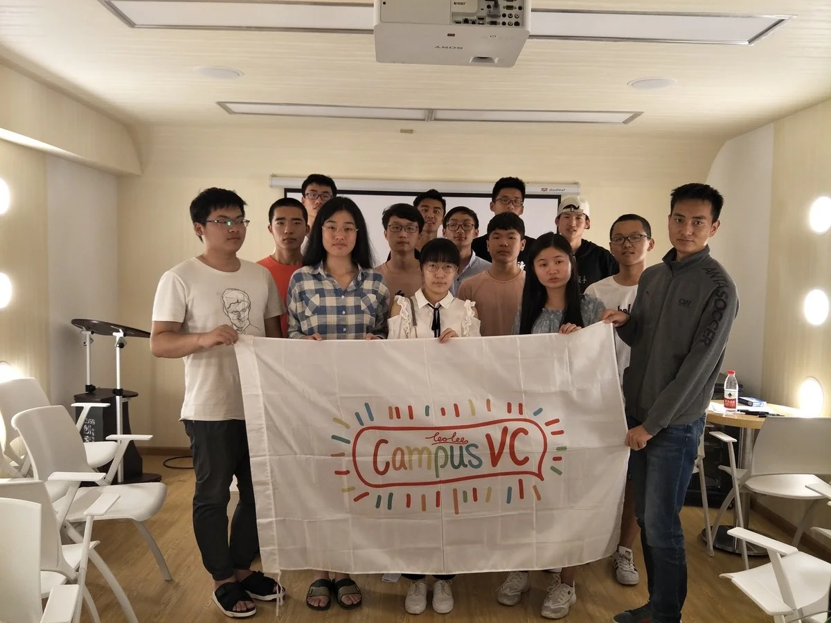 数创班学员举校园VC旗合影
